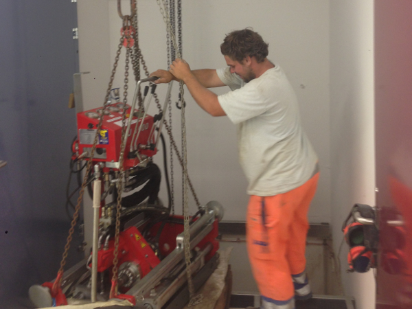 Bohrlafette wird in Position gebracht, HDD drill rig is lifted in position © TERRA AG, Reiden, Switzerland